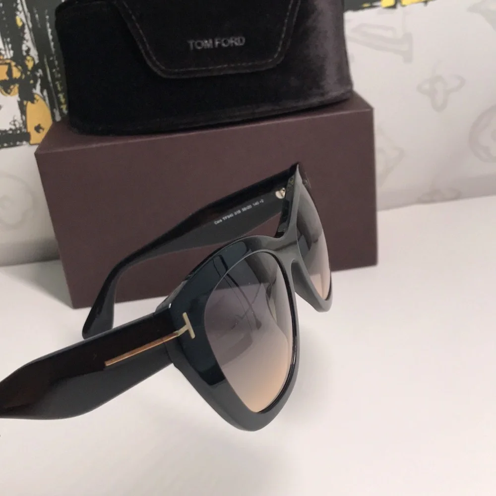 NEW Authentic Tom Ford Black Cat-Eye Sunglasses TF940 01B